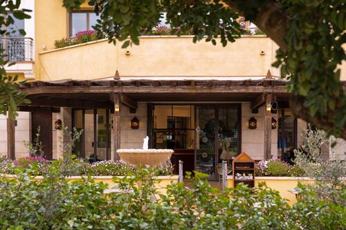 3 restaurants; breakfast, lunch, and dinner served