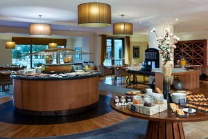 Desayuno buffet diario (EUR 16 por persona)