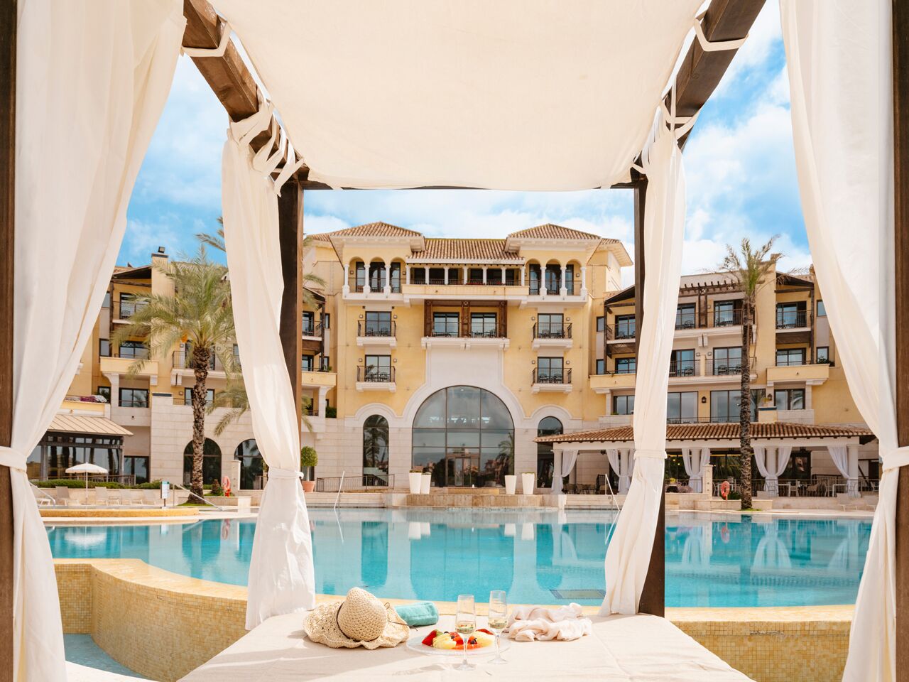 Innenpool, Außenpool, Liegestühle