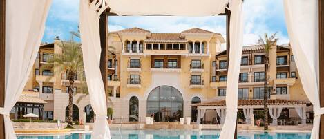Indoor pool, outdoor pool, sun loungers