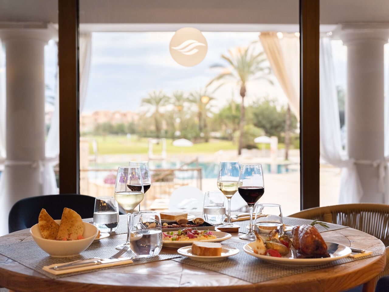 3 restaurants; breakfast, lunch and dinner served 