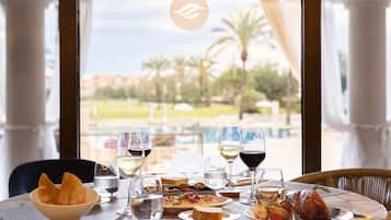 3 restaurants; breakfast, lunch and dinner served