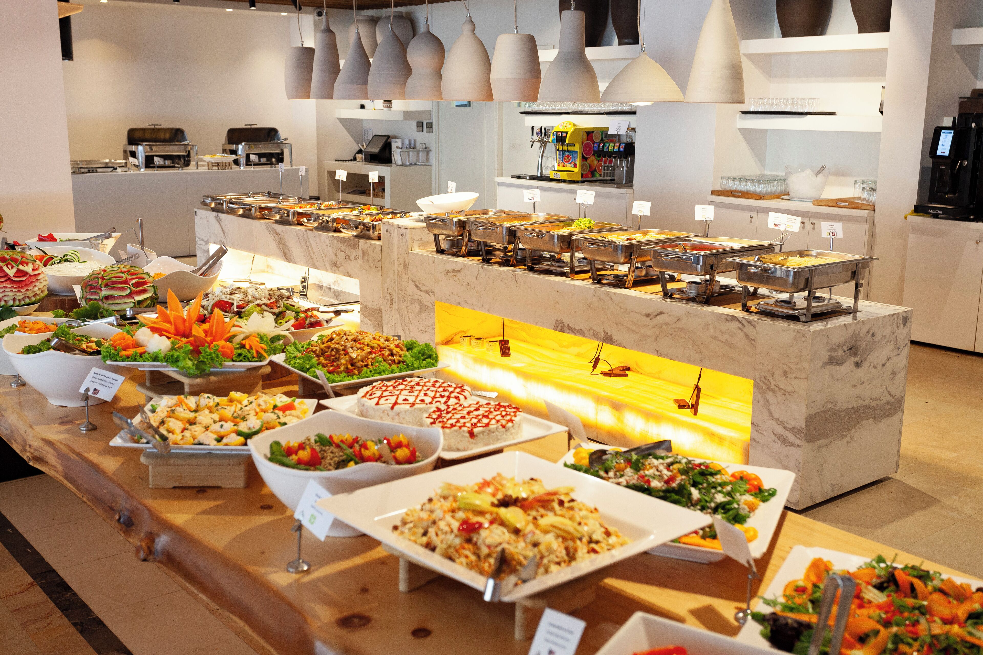 Een buffet met diverse gerechten en een koffiehoek.