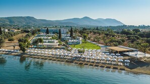 On the beach, sun-loungers, beach umbrellas, beach towels - Amaronda Resort & Spa (Eretria)