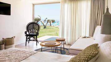 Premium Beachfront Bungalow | Surmatelas, coffres-forts dans les chambres, bureau, rideaux occultants