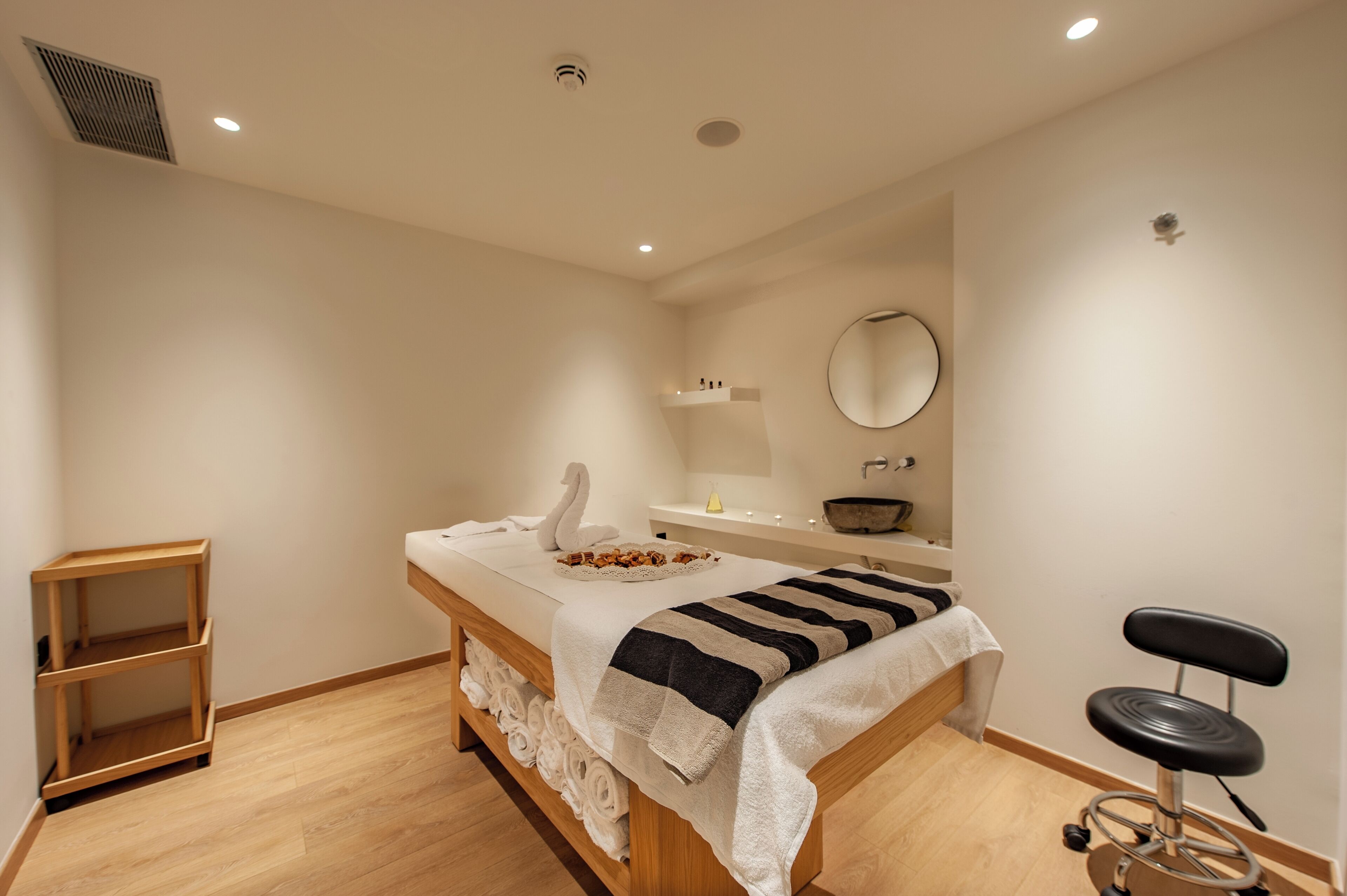 sauna, hot tub, 2 treatment rooms, massages