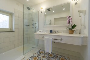 Bathtub, deep soaking tub, free toiletries, hair dryer - Palazzo Belmonte (Castellabate)