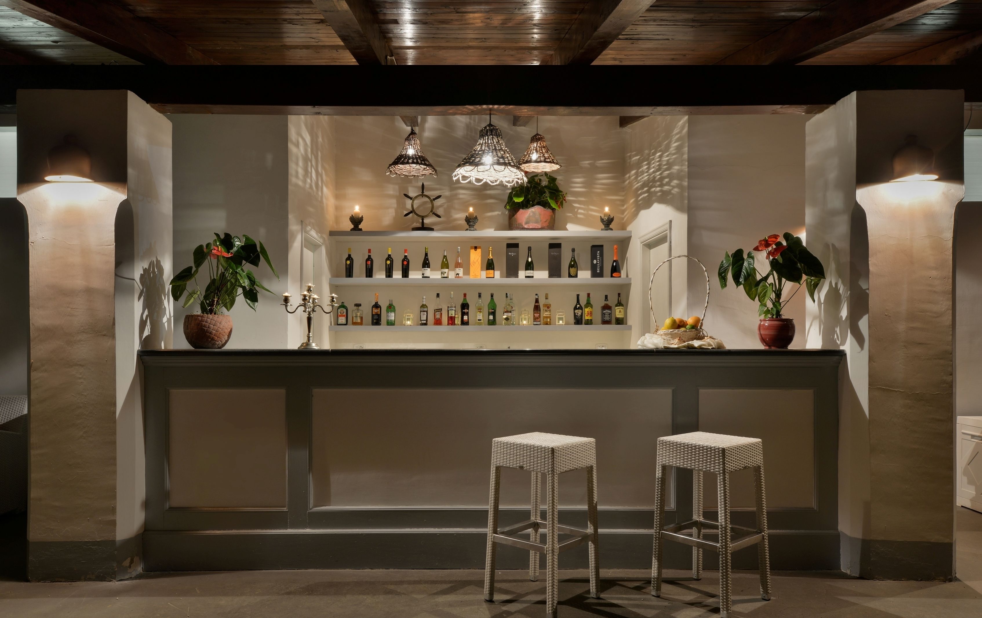 Quầy bar bên hồ bơi