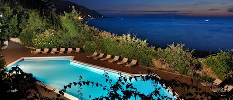 Piscine extérieure, parasols de plage, chaises longues