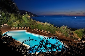 Seasonal outdoor pool, open 8:30 AM to 8:00 PM, pool umbrellas - Palazzo Belmonte (Castellabate)