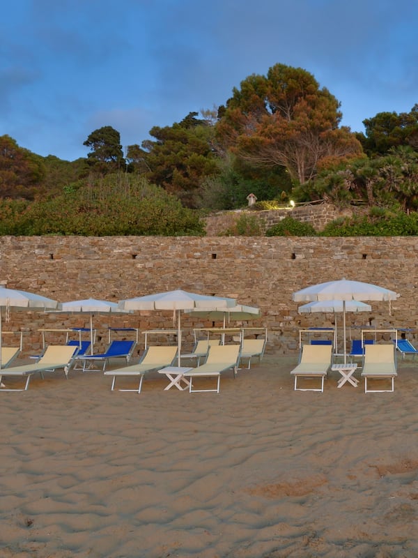 Plage privée, chaises longues, parasols, serviettes de plage