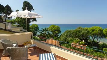 Chambre Double Supérieure, terrasse, vue mer | Draps en coton égyptien, literie de qualité supérieure