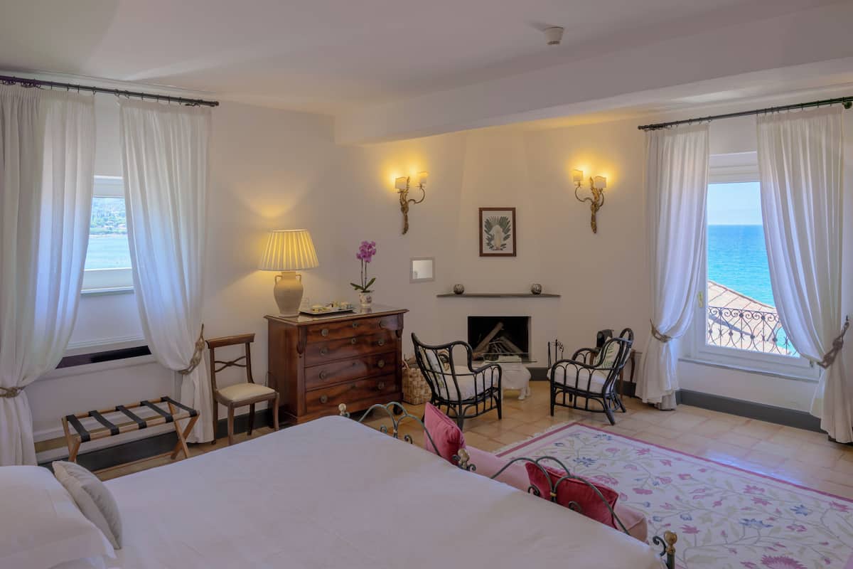 Suite Mewah, pemandangan laut (Luxury Suite Sea View Terrace) | 1 kamar tidur, seprai katun Mesir, seprai premium, dan minibar
