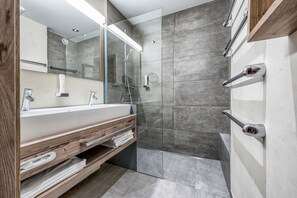 Douche, articles de toilette gratuits, sèche-cheveux, peignoirs