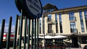 Un bâtiment sur lequel on peut lire l’inscription « Alberto San Martino ».