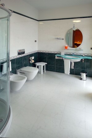 Double Room Single Use | Bilik Mandi | Pancuran mandi, kelengkapan dandanan diri percuma, pengering rambut 