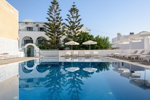 Outdoor pool, pool umbrellas, pool loungers - Iris Boutique Hotel (Santorini)
