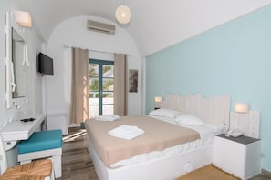 Standard Double or Twin Room | In-room safe, free cots/infant beds, free WiFi, bed sheets - Iris Boutique Hotel (Santorini)