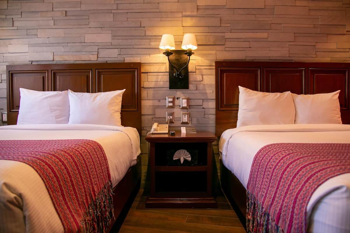 Luxe beddengoed, een kluis op de kamer, een bureau