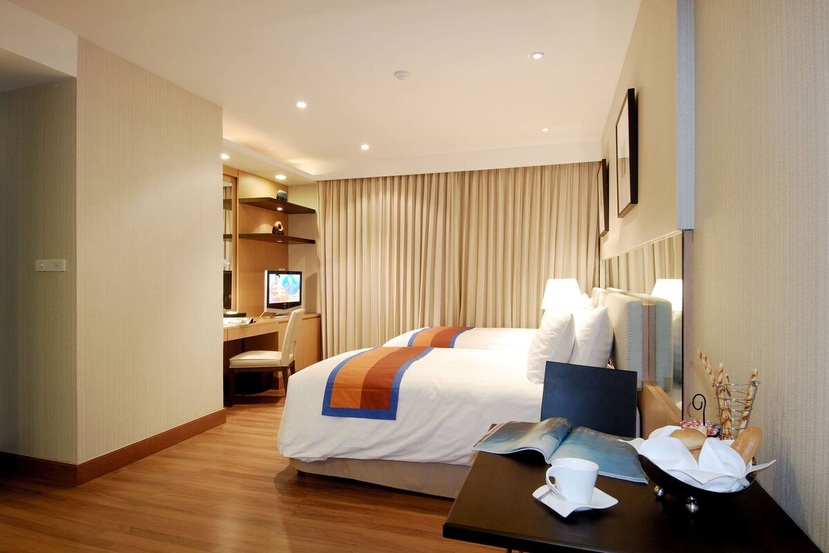 Deluxe Room, 2 Single Beds | Premium bedding, minibar, in-room safe, desk