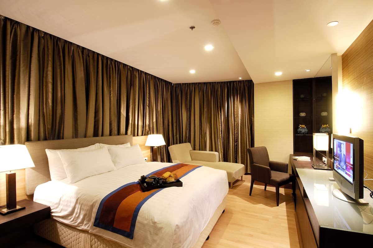Deluxe Suite, 1 King Bed | Premium bedding, minibar, in-room safe, desk