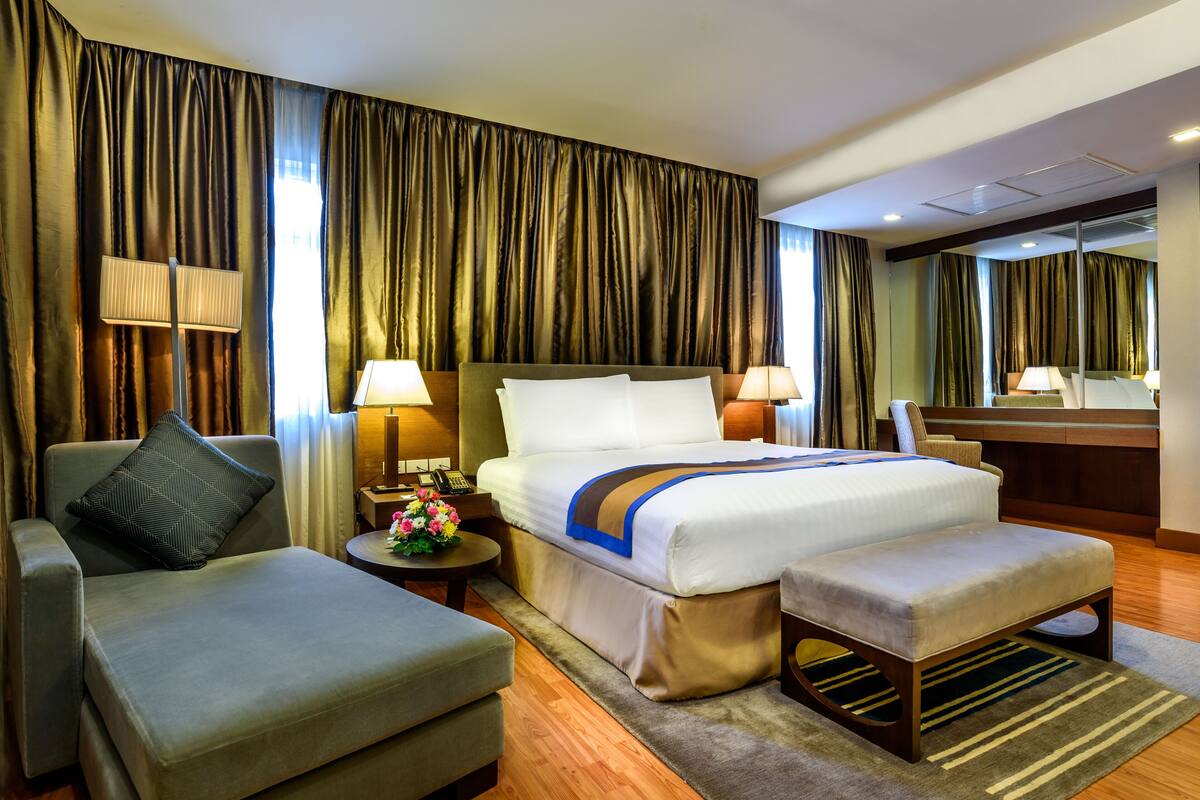 Apartment, 3 Bedrooms | Premium bedding, minibar, in-room safe, desk