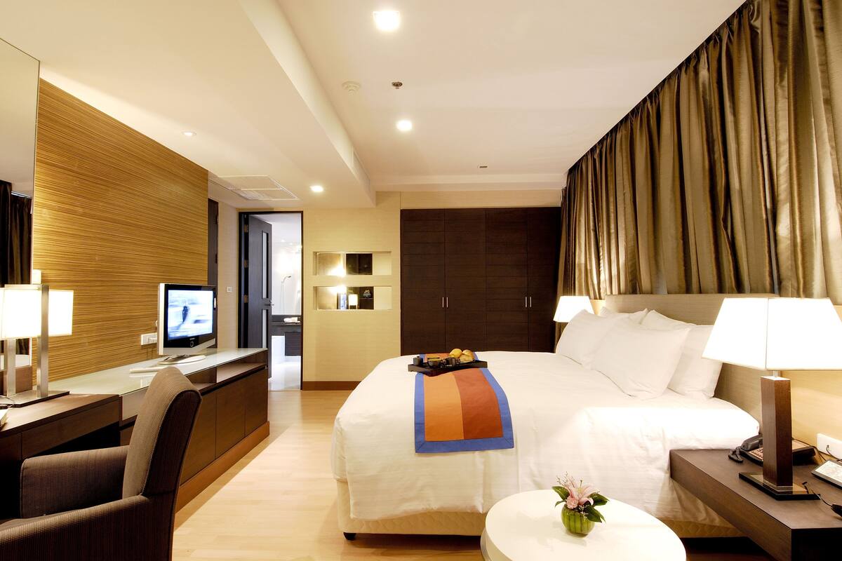 Deluxe Room, 1 King Bed | Premium bedding, minibar, in-room safe, desk
