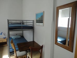 Schreibtisch, schallisolierte Zimmer, Bügeleisen/Bügelbrett