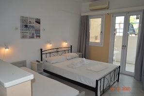 Economy Studio, Terrace, Poolside | Blackout drapes, soundproofing, rollaway beds, free WiFi - Renia Studios (Malevizi)