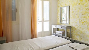Blackout curtains, soundproofing, rollaway beds, free WiFi - Renia Studios (Malevizi)
