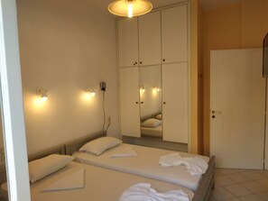 Estudio Deluxe, 2 camas individuales, balcón | Cortinas blackout, insonorización, camas extra y wifi gratis 