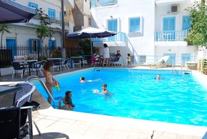 Piscina externa sazonal, guarda-sóis, espreguiçadeiras