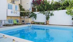 Seasonal outdoor pool, pool umbrellas, pool loungers - Renia Studios (Malevizi)