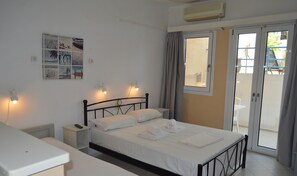 Economy-Studio, Terrasse, Poolseite | Verdunkelungsvorhänge, schallisolierte Zimmer, Zustellbetten