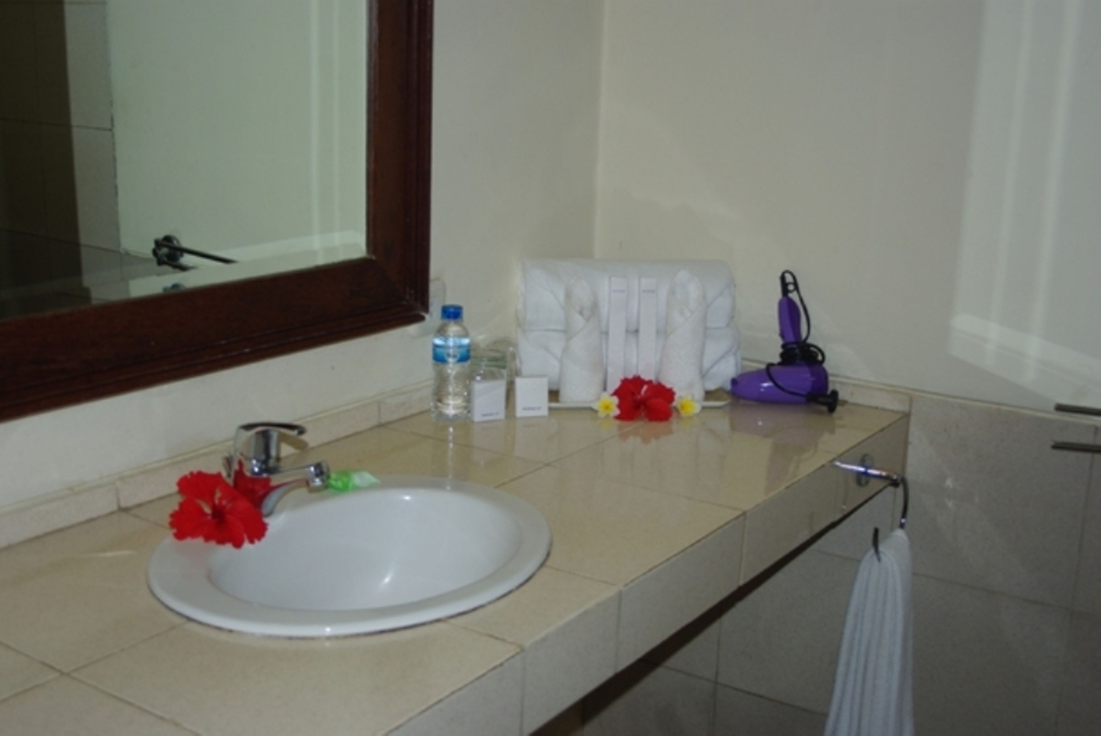 superior room | bathroom | combined shower/bathtub, free toiletries, hair dryer, towels
