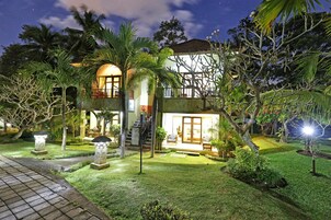 Fachada de la propiedad por la tarde o noche