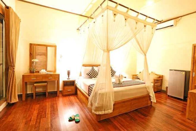 Minibar, free WiFi, bed sheets