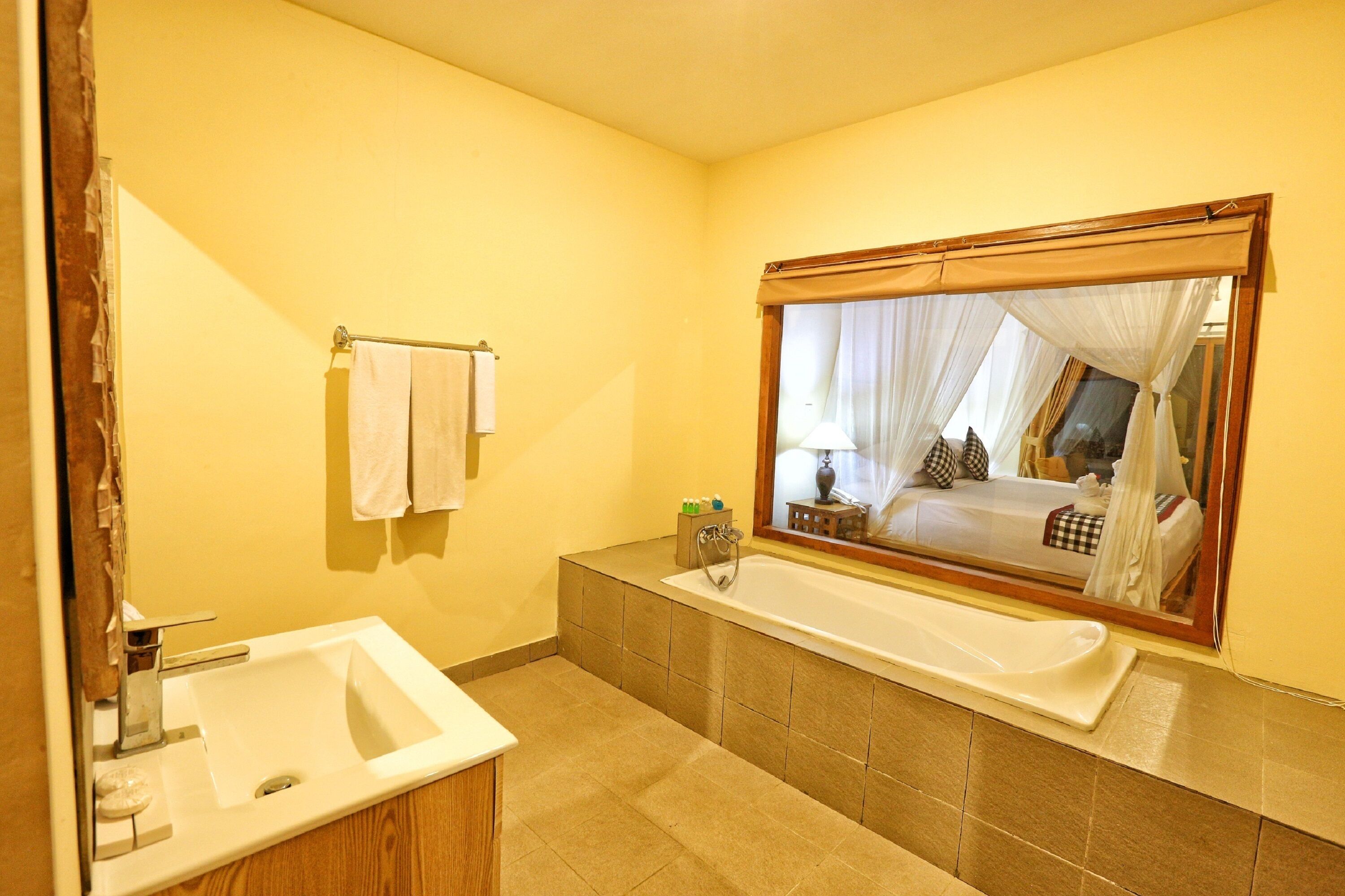 standard villa, 1 king bed, garden area | bathroom | combined shower/bathtub, free toiletries, hair dryer, towels