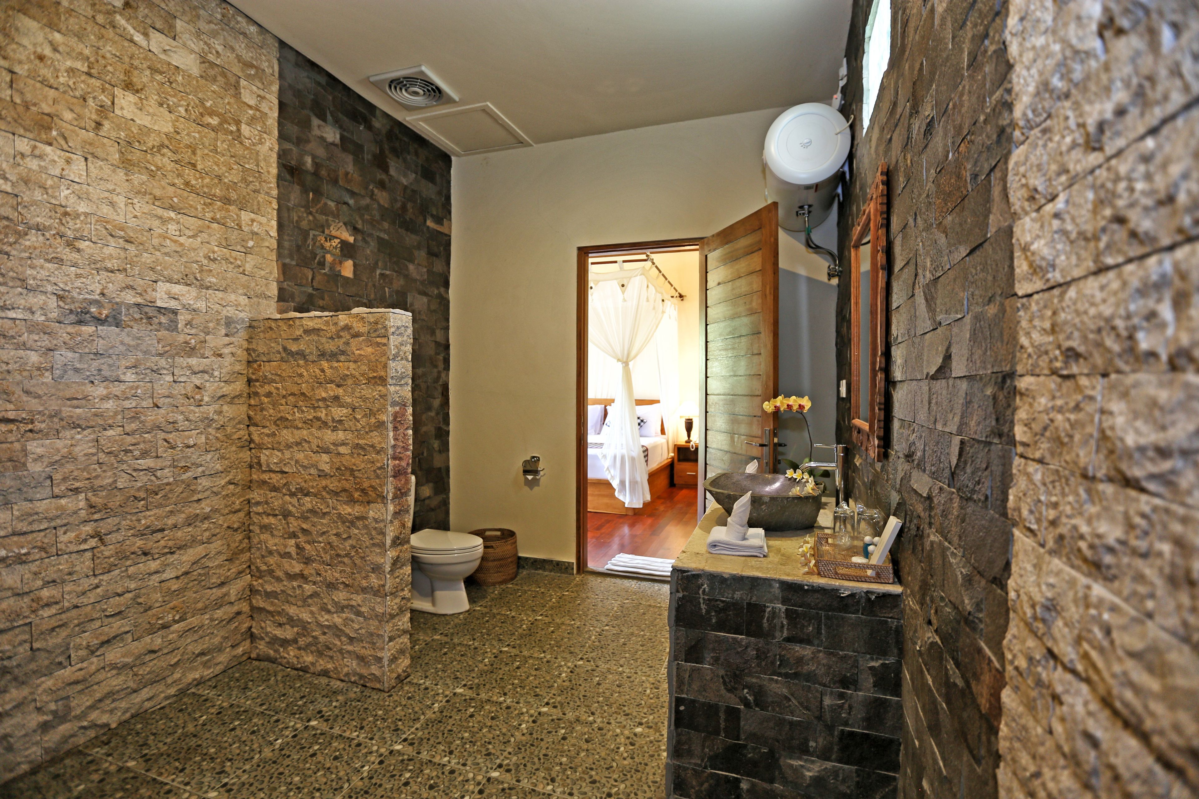 luxury villa, 2 bedrooms, valley view, courtyard area | bathroom | combined shower/bathtub, free toiletries, hair dryer, towels