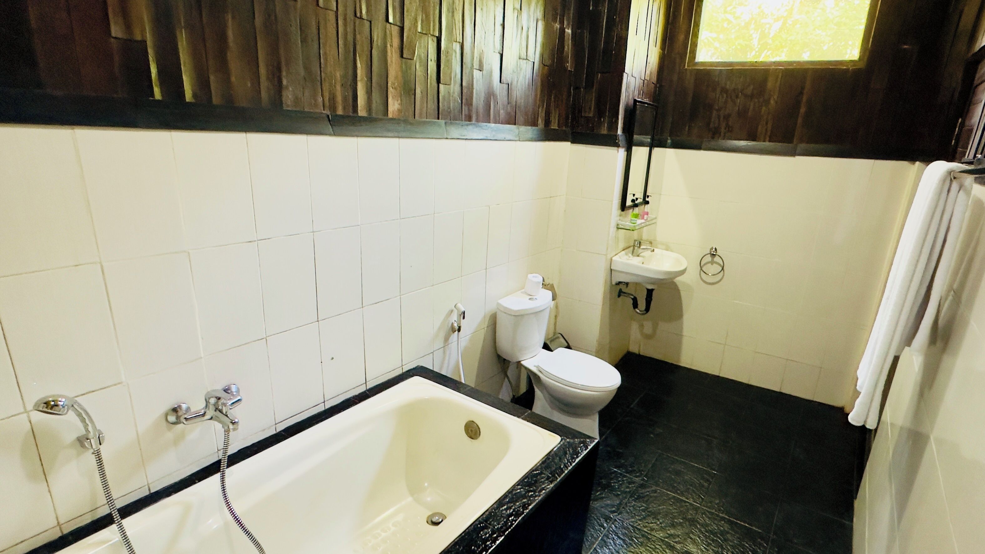 deluxe room | bathroom | combined shower/bathtub, free toiletries, hair dryer, towels