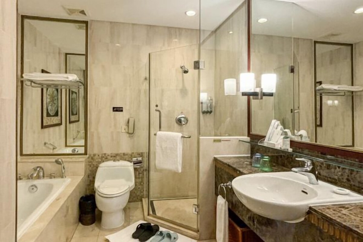 Kombinert dusj/badekar, toalettartikler (inkludert) og hårføner