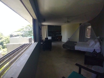 Redonda 3 | Living area at Hix Island House