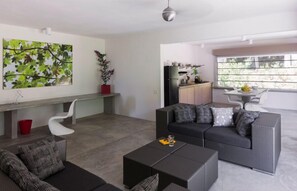 Solaris 6 | Living area