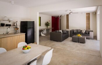 Solaris 5 | Living area at Hix Island House