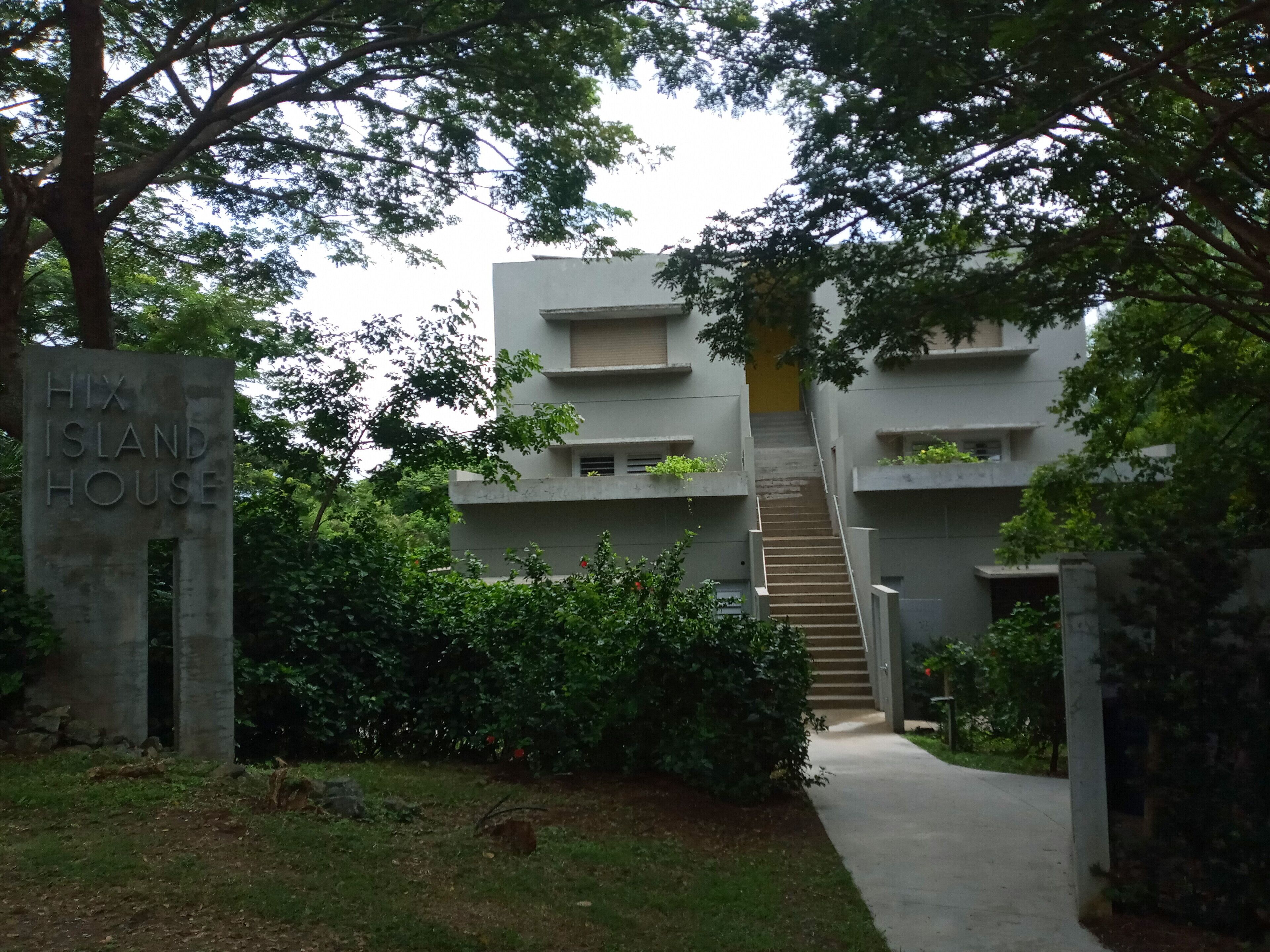 Un edificio moderno con un letrero que dice "HIX ISLAND HOUSE".