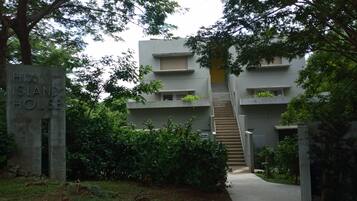 Un edificio moderno con un letrero que dice "HIX ISLAND HOUSE".