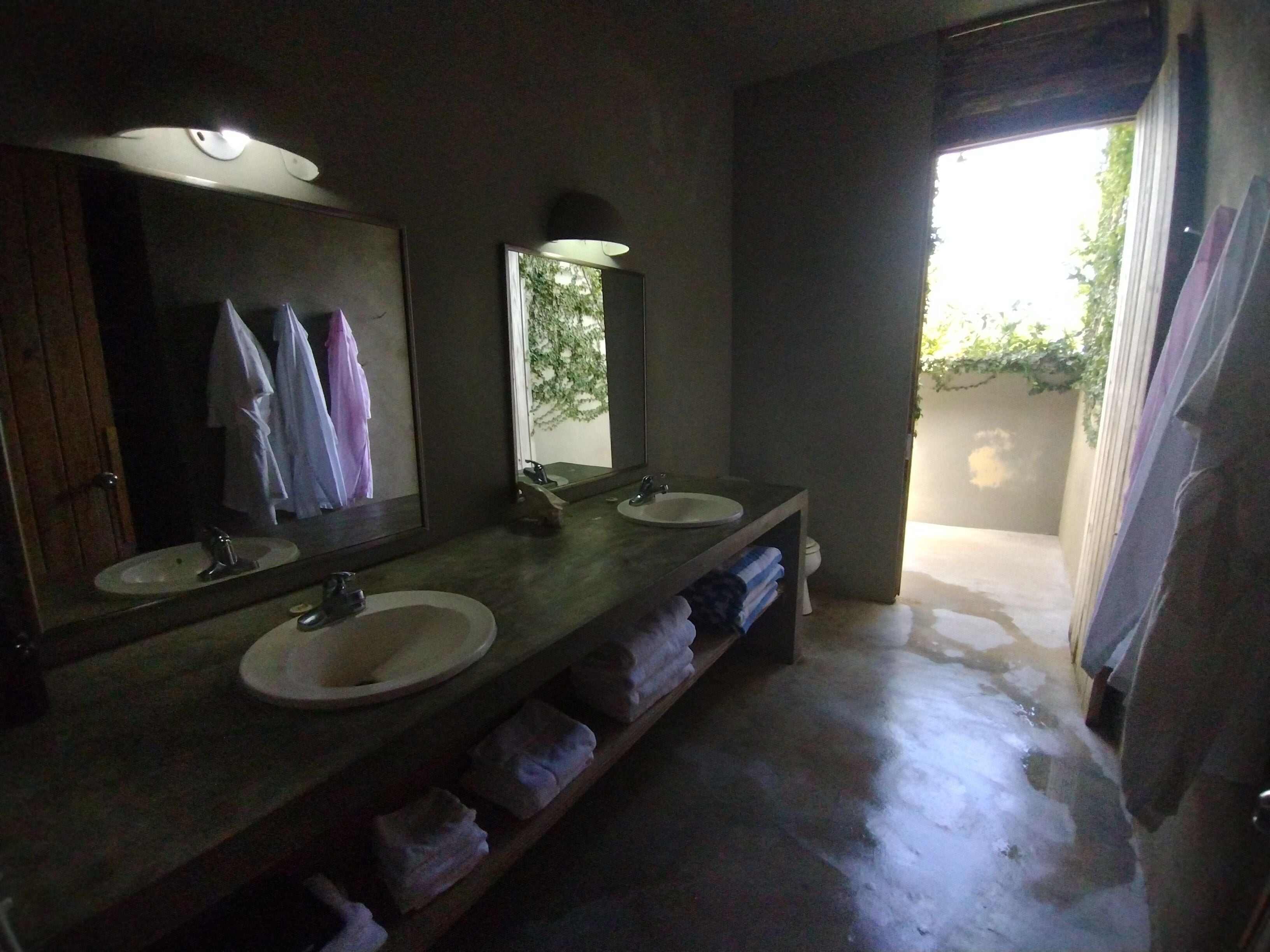 redonda 1 | bathroom | shower, free toiletries, towels, soap