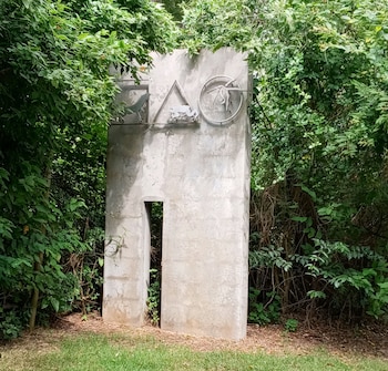 Hotel exterior and entrance at Hix Island House