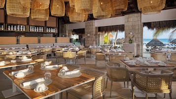 4 restaurantes; se sirven comidas