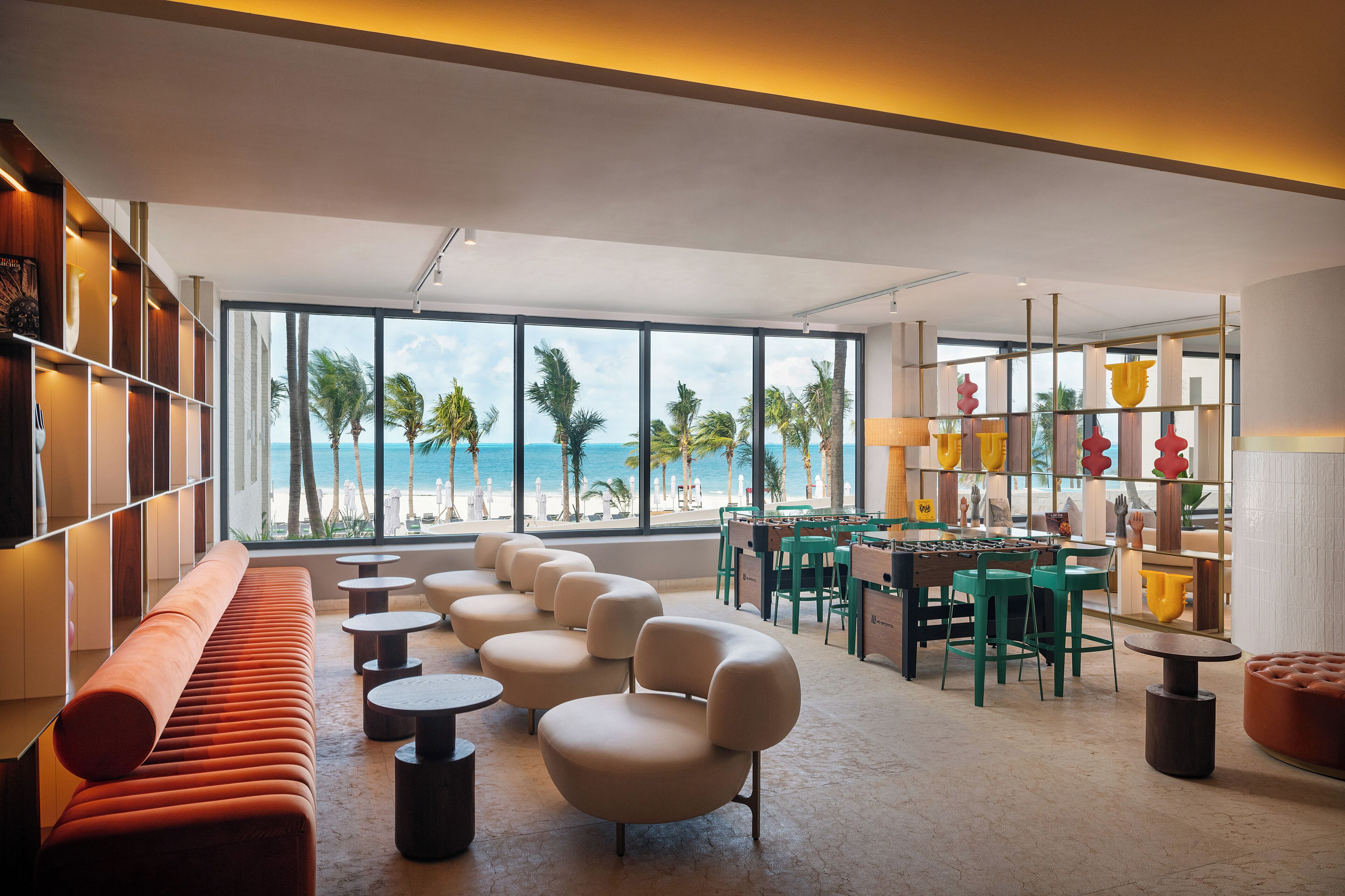 3 bars/lounges, lobby lounge